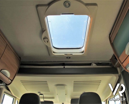 Hymer B 614: motorhome con garage per scooter, sotto i 7 metri, ampia dimette e doccia separata. In visione alla sede Italia VR a Druento (To).