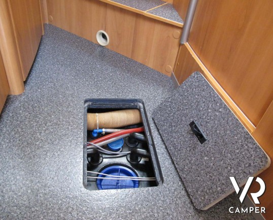 Hymer B 614: motorhome con garage per scooter, sotto i 7 metri, ampia dimette e doccia separata. In visione alla sede Italia VR a Druento (To).