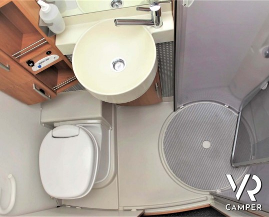 Hymer B 614: motorhome con garage per scooter, sotto i 7 metri, ampia dimette e doccia separata. In visione alla sede Italia VR a Druento (To).