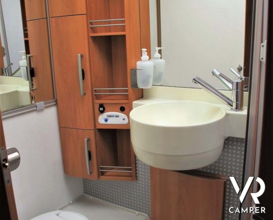 Hymer B 614: motorhome con garage per scooter, sotto i 7 metri, ampia dimette e doccia separata. In visione alla sede Italia VR a Druento (To).