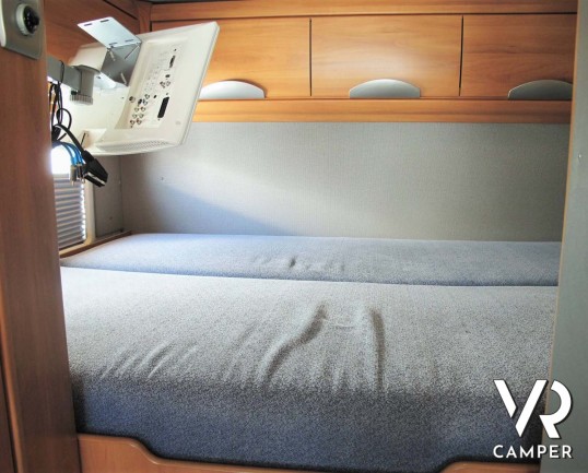 Hymer B 614: motorhome con garage per scooter, sotto i 7 metri, ampia dimette e doccia separata. In visione alla sede Italia VR a Druento (To).