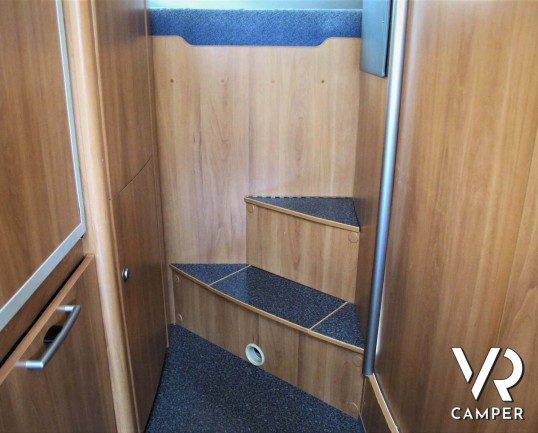 Hymer B 614: motorhome con garage per scooter, sotto i 7 metri, ampia dimette e doccia separata. In visione alla sede Italia VR a Druento (To).