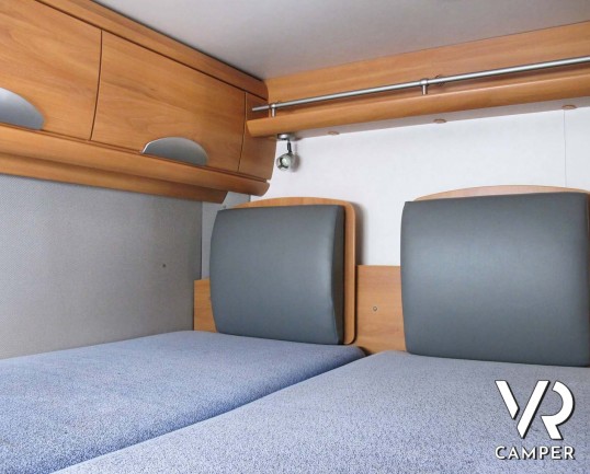 Hymer B 614: motorhome con garage per scooter, sotto i 7 metri, ampia dimette e doccia separata. In visione alla sede Italia VR a Druento (To).