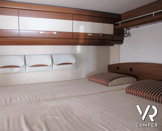 Hymer B 614 SL: motorhome usato con garage, doppio pavimento e pannelli solari, su Fiat Ducato 3.0 M-Jet Maxi