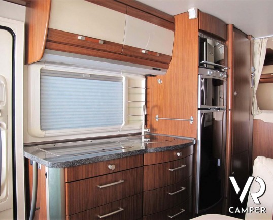 Hymer B 614 SL: motorhome usato con garage, doppio pavimento e pannelli solari, su Fiat Ducato 3.0 M-Jet Maxi