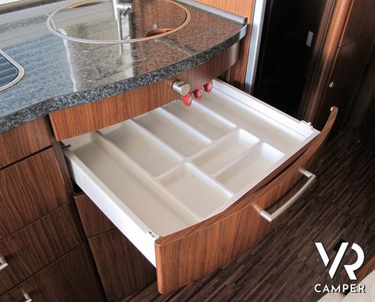 Hymer B 614 SL: motorhome usato con garage, doppio pavimento e pannelli solari, su Fiat Ducato 3.0 M-Jet Maxi