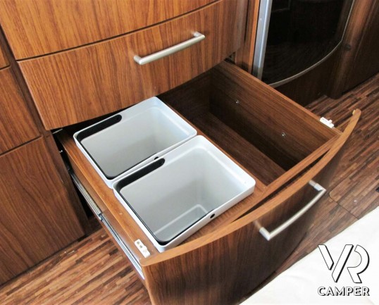 Hymer B 614 SL: motorhome usato con garage, doppio pavimento e pannelli solari, su Fiat Ducato 3.0 M-Jet Maxi