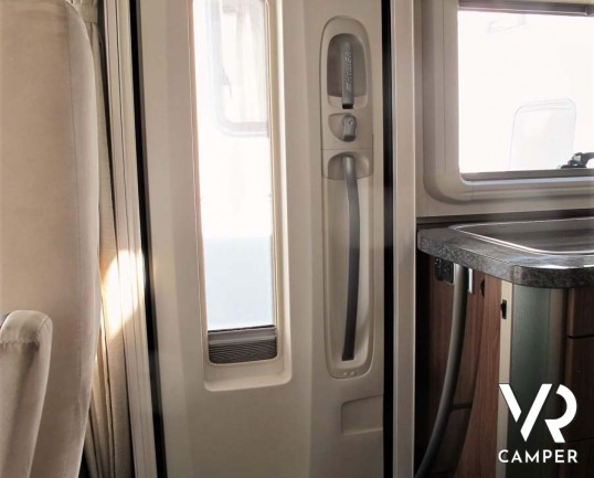 Hymer B 614 SL: motorhome usato con garage, doppio pavimento e pannelli solari, su Fiat Ducato 3.0 M-Jet Maxi