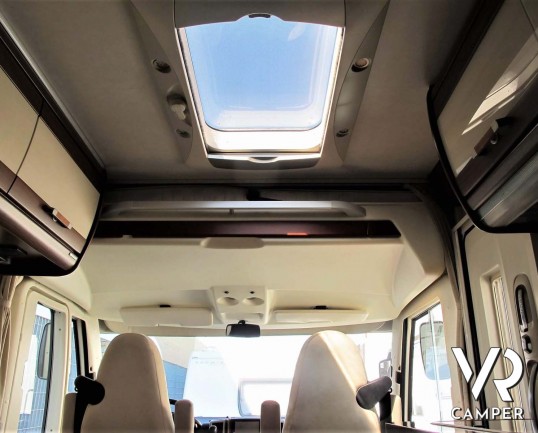 Hymer B 614 SL: motorhome usato con garage, doppio pavimento e pannelli solari, su Fiat Ducato 3.0 M-Jet Maxi