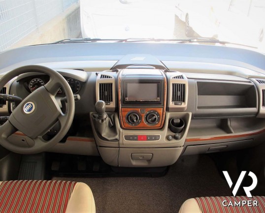 Hymer B 614 SL: motorhome usato con garage, doppio pavimento e pannelli solari, su Fiat Ducato 3.0 M-Jet Maxi