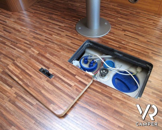 Hymer B 614 SL: motorhome usato con garage, doppio pavimento e pannelli solari, su Fiat Ducato 3.0 M-Jet Maxi