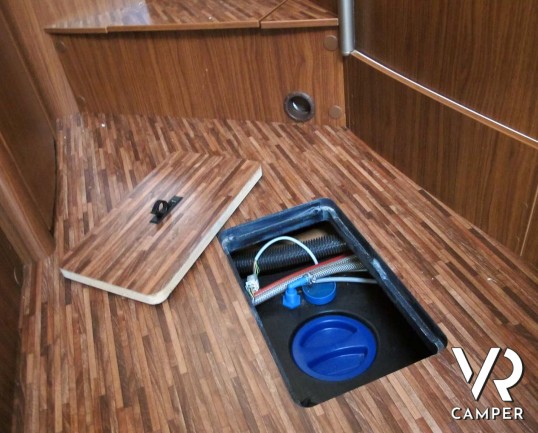 Hymer B 614 SL: motorhome usato con garage, doppio pavimento e pannelli solari, su Fiat Ducato 3.0 M-Jet Maxi