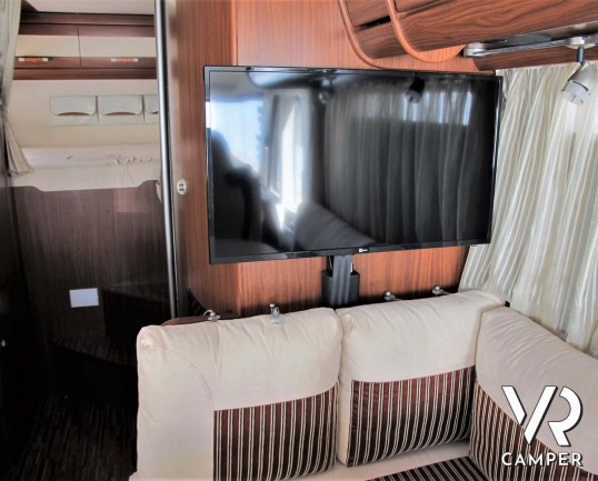 Hymer B 614 SL: motorhome usato con garage, doppio pavimento e pannelli solari, su Fiat Ducato 3.0 M-Jet Maxi