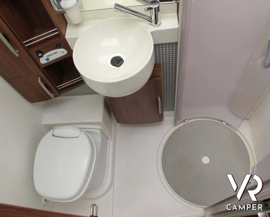 Hymer B 614 SL: motorhome usato con garage, doppio pavimento e pannelli solari, su Fiat Ducato 3.0 M-Jet Maxi