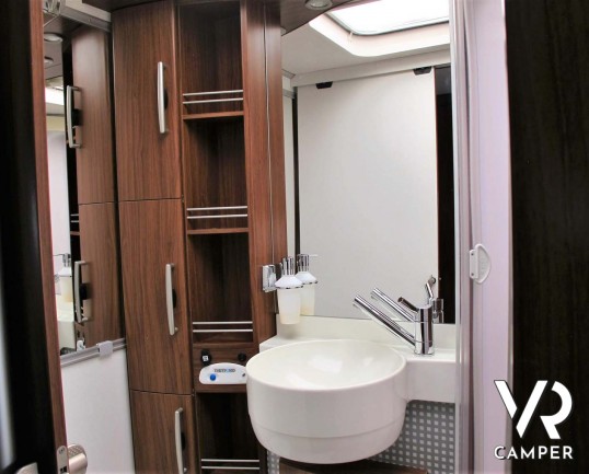 Hymer B 614 SL: motorhome usato con garage, doppio pavimento e pannelli solari, su Fiat Ducato 3.0 M-Jet Maxi