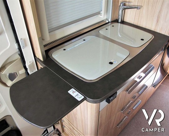 Hymer Exsis I 588: camper integrale motorhome con portamoto, dotato di veranda, antenna satellitare, climatizzatore, cerchi in lega. In vendita da Ita