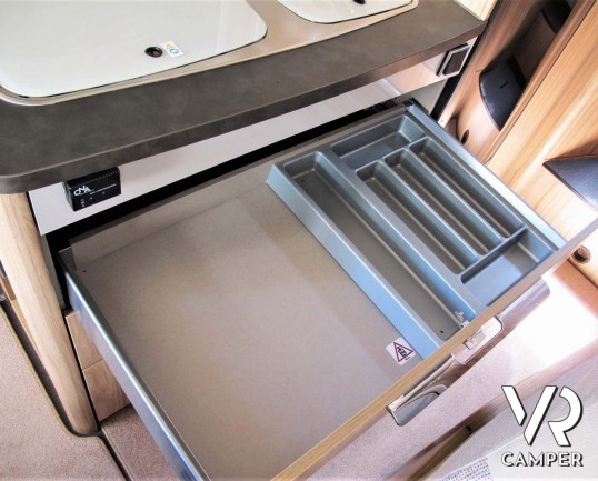 Hymer Exsis I 588: camper integrale motorhome con portamoto, dotato di veranda, antenna satellitare, climatizzatore, cerchi in lega. In vendita da Ita