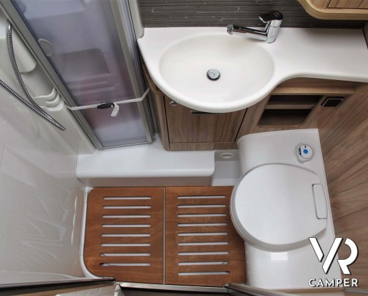 Hymer Exsis I 588: camper integrale motorhome con portamoto, dotato di veranda, antenna satellitare, climatizzatore, cerchi in lega. In vendita da Ita