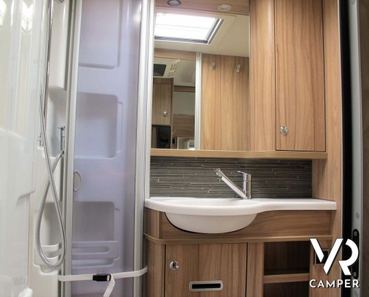 Hymer Exsis I 588: camper integrale motorhome con portamoto, dotato di veranda, antenna satellitare, climatizzatore, cerchi in lega. In vendita da Ita