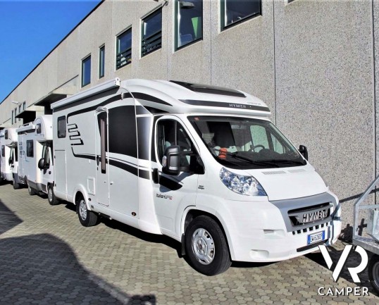 Hymer Tramp 614 SL "Italian Edition": camper usato semintegrale con letto matrimoniale in coda, dinette a L, frigorifero grande, oblò sul cupolino.