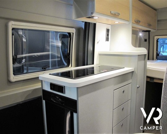 Hymer Van FREE 540 - Furgonato bianco con letto sul tetto