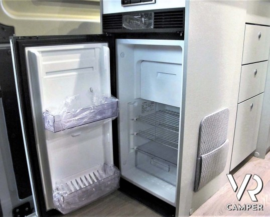 Hymer Van FREE 540 - Furgonato bianco con letto sul tetto