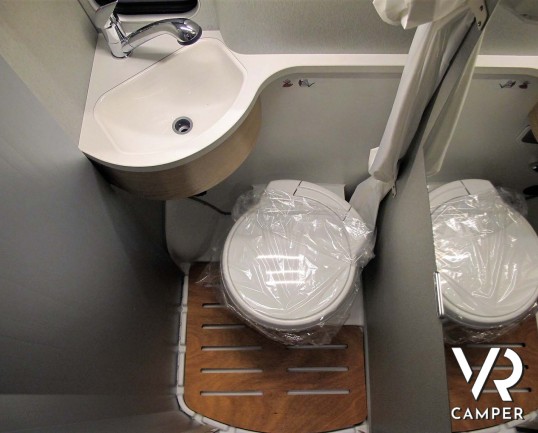 Hymer Van FREE 540 - Furgonato bianco con letto sul tetto