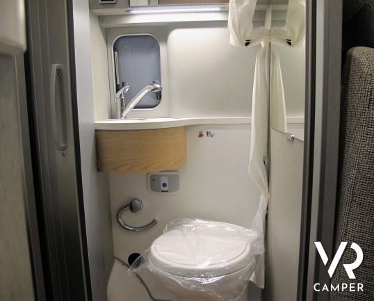 Hymer Van FREE 540 - Furgonato bianco con letto sul tetto