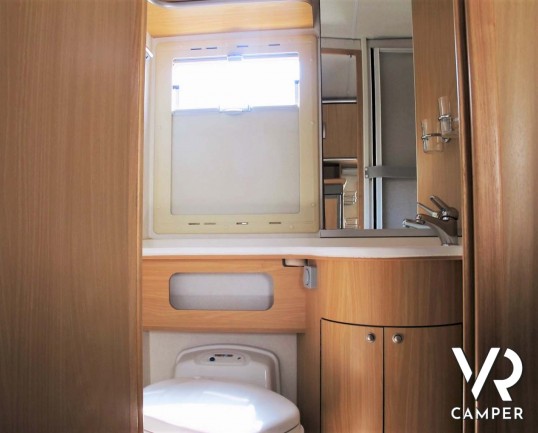 Arca 715 GLT: camper usato mansardato ideale per famiglie, con 7 posti letto, letti a castello in coda, veranda, portabici, su meccanica Ducato 146 cv