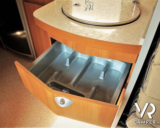 Laika Ecovip 9.1G: camper mansardato usato con garage per moto, ampia dinette, recente e con pochi chilometri.