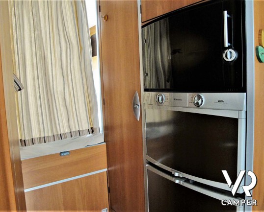 Laika Ecovip 9.1G: camper mansardato usato con garage per moto, ampia dinette, recente e con pochi chilometri.