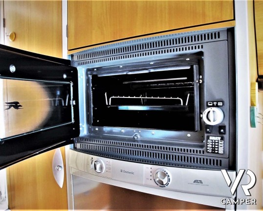 Laika Ecovip 9.1G: camper mansardato usato con garage per moto, ampia dinette, recente e con pochi chilometri.