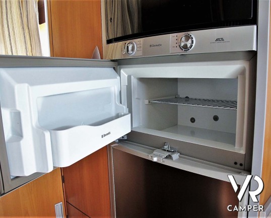 Laika Ecovip 9.1G: camper mansardato usato con garage per moto, ampia dinette, recente e con pochi chilometri.