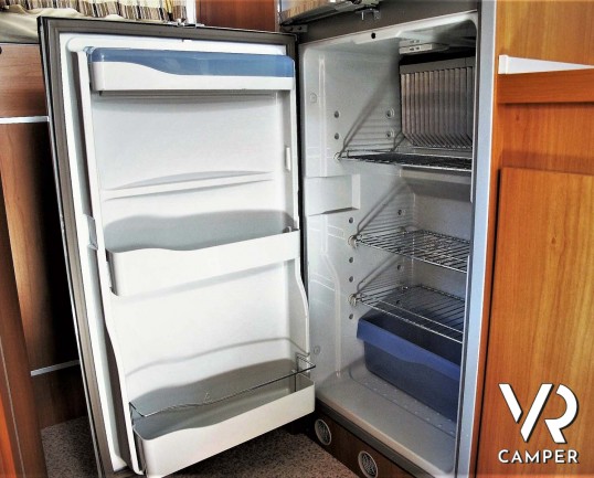 Laika Ecovip 9.1G: camper mansardato usato con garage per moto, ampia dinette, recente e con pochi chilometri.