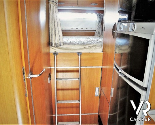 Laika Ecovip 9.1G: camper mansardato usato con garage per moto, ampia dinette, recente e con pochi chilometri.