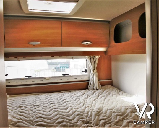 Laika Ecovip 9.1G: camper mansardato usato con garage per moto, ampia dinette, recente e con pochi chilometri.