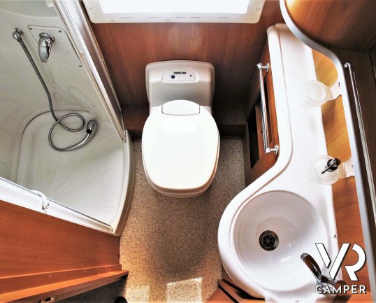 Laika Ecovip 9.1G: camper mansardato usato con garage per moto, ampia dinette, recente e con pochi chilometri.