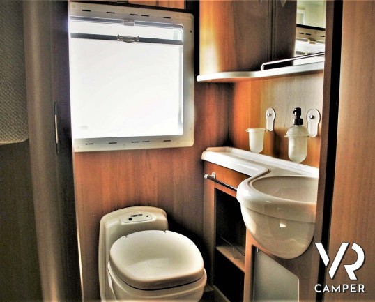 Laika Ecovip 9.1G: camper mansardato usato con garage per moto, ampia dinette, recente e con pochi chilometri.