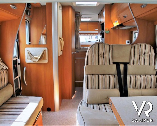 Laika Ecovip 9.1G: camper mansardato usato con garage per moto, ampia dinette, recente e con pochi chilometri.