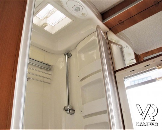 Laika Ecovip 9.1G: camper mansardato usato con garage per moto, ampia dinette, recente e con pochi chilometri.