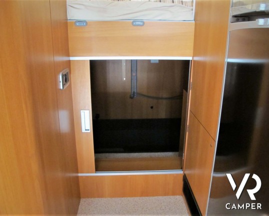 Laika Ecovip 9.1G: camper mansardato usato con garage per moto, ampia dinette, recente e con pochi chilometri.