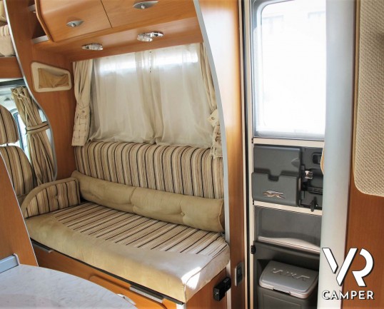 Laika Ecovip 9.1G: camper mansardato usato con garage per moto, ampia dinette, recente e con pochi chilometri.