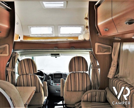 Laika Ecovip 9.1G: camper mansardato usato con garage per moto, ampia dinette, recente e con pochi chilometri.