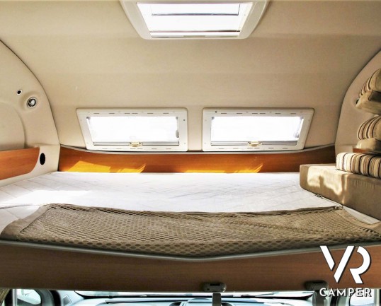 Laika Ecovip 9.1G: camper mansardato usato con garage per moto, ampia dinette, recente e con pochi chilometri.