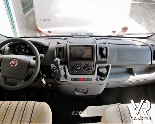 Laika Ecovip 9.1G: camper mansardato usato con garage per moto, ampia dinette, recente e con pochi chilometri.