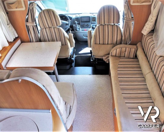 Laika Ecovip 9.1G: camper mansardato usato con garage per moto, ampia dinette, recente e con pochi chilometri.