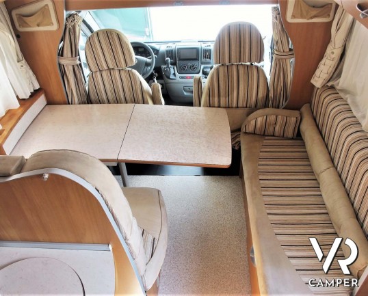 Laika Ecovip 9.1G: camper mansardato usato con garage per moto, ampia dinette, recente e con pochi chilometri.