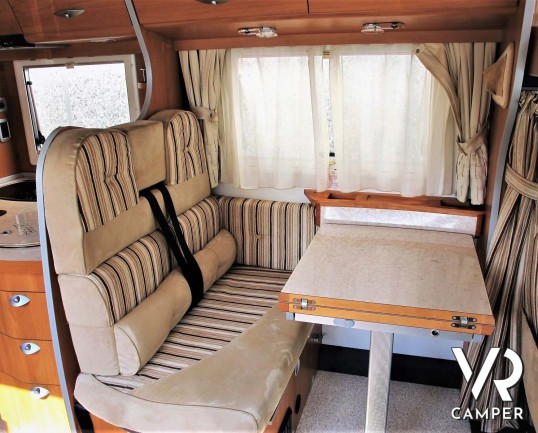 Laika Ecovip 9.1G: camper mansardato usato con garage per moto, ampia dinette, recente e con pochi chilometri.