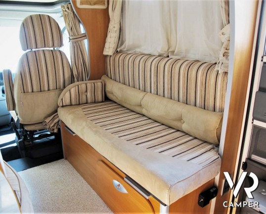 Laika Ecovip 9.1G: camper mansardato usato con garage per moto, ampia dinette, recente e con pochi chilometri.