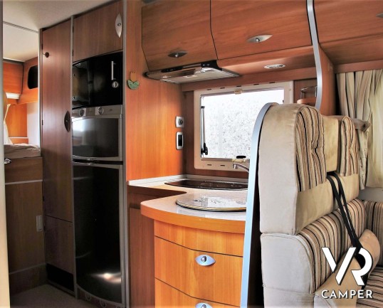 Laika Ecovip 9.1G: camper mansardato usato con garage per moto, ampia dinette, recente e con pochi chilometri.